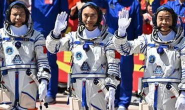 Astronautas chinos iban a volver del espacio y quedaron varados luego de que basura espacial golpeara la nave