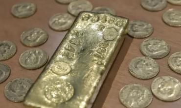 De película: cavó un pozo en el patio de su casa para hacer una pileta y encontró lingotes de oro