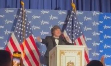 Milei replicó el estilo de Trump y bailó “YMCA” de Village People en el escenario de la CPAC en Mar-a-Lago