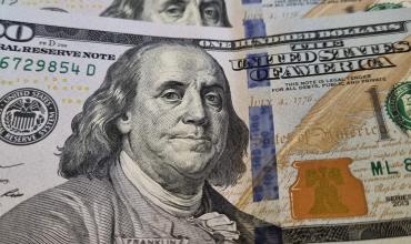 A cuánto llegarán el dólar y la inflación a fin de año y en 2026, según los principales analistas locales y extranjeros