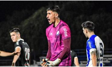 Histórico: Un arquero argentino convirtió un gol de arco a arco en el fútbol uruguayo