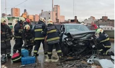 Tres heridos graves tras un choque frontal sobre el puente Nicolás Avellaneda