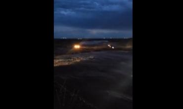 Tres autos fueron arrastrados por la crecida de un arroyo en Neuquén: cuatro personas fueron rescatadas