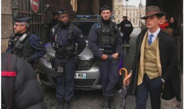 El adolescente detrás del "detective misterioso" del Louvre rompió el silencio y reveló su identidad