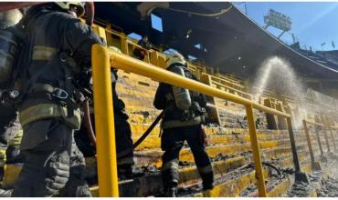 Incendio en la Bombonera tras el Superclásico: se prendieron fuego los papelitos de una popular