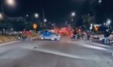 Horror en Colombia: un conductor atropelló a varios motociclistas, fue linchado y murió en el hospital