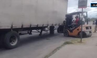 Un camión perdió el semirremolque en avenida San Nicolás de Bari y provocó caos de tránsito