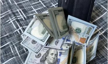 El dólar sigue bajando mientras el Gobierno se acerca a la CGT vía Santilli