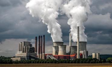 Alertan que las emisiones mundiales de carbono generadas por combustibles fósiles alcanzarán un récord en 2025
