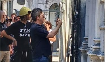 Noel Gallagher en Argentina: las imágenes de su visita al Cementerio de la Recoleta y el recorrido por La Bombonera