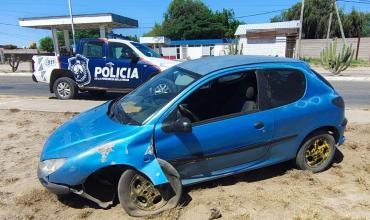 Un automóvil perdió el control por un desperfecto mecánico y terminó contra el cordón en Av. Ortiz de Ocampo