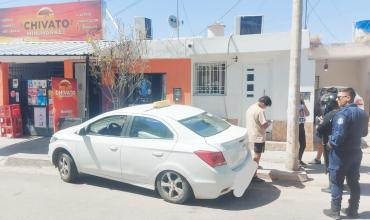 Un taxi impactó contra un canasto de residuos y el conductor dio alcoholemia positiva