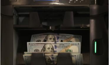 El dólar cortó la racha bajista y subió a $1.425, pero cayeron las cotizaciones financieras