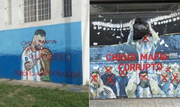Aparecieron murales de Messi y Dibu Martínez vandalizados con frases contra Chiqui Tapia: “Corrupto”