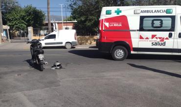 Motociclista sufrió un accidente por una tapa de cloaca desnivelada en avenida Alem