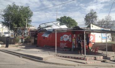 Por el fuerte viento, parte de un comercio quedó sin techo
