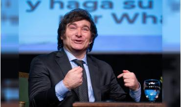 “En honor a...”: Milei exhibió la camiseta de Estudiantes de La Plata  en plena polémica con AFA