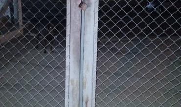 La Rioja: un auto derribó el portón del Servicio Penitenciario y su conductor escapó