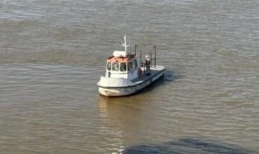 Desesperada búsqueda en el río Paraná: un policía cayó al agua tras el choque de su lancha y no volvió a salir