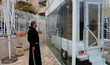 El Papamóvil de Francisco llegó a Belén reformado como clínica, pero aún no puede entrar a Gaza