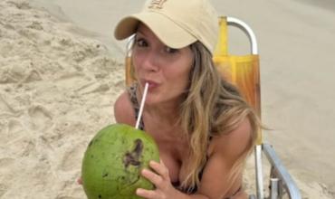 Microbikini animal print, cap y “coco gelado”: el look playa de Laurita Fernández en Río de Janeiro
