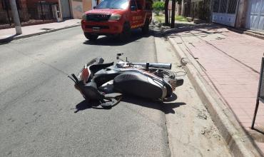 Motociclista lesionada tras una caída en Carlos Pellegrini y French