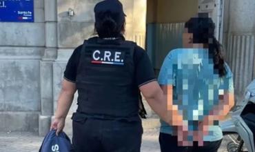 Detuvieron a una mujer acusada de abandonar a su hijo con síndrome de Down en una plaza de Santa Fe