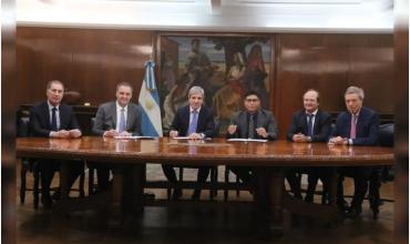 Neuquén y Santa Cruz firmaron con la Nación la quita de las retenciones al petróleo