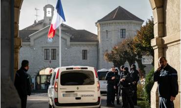 Escape “a la antigua”: dos reclusos se fugaron de una cárcel en Francia con una sierra y sábanas