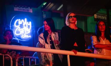 Rosalía llegó a la Argentina y se fue directo a ver el show de una banda nacional: las fotos