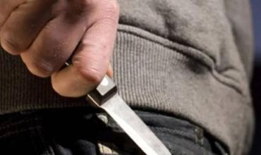Intentó defender a su hija y fue atacado con un cuchillo por el ex yerno