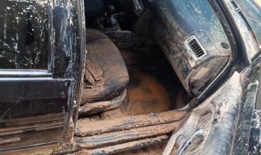 Retiraron un automóvil que había sido arrastrado por la creciente en el río Los Sarmientos