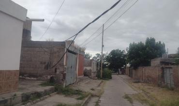 Barrio Alta Rioja: tendido de cables cayó sobre el techo de una vivienda
