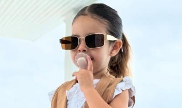 El tierno minilook de Sarah Burlando: short, chaleco, anteojos de sol y chupete flor