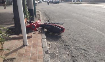 Un pozo provocó la caída de una motociclista en avenida Facundo Quiroga