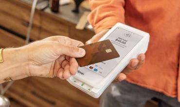 El uso de tarjetas de crédito perdió impulso y los préstamos en pesos cayeron en noviembre