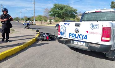 Choque entre moto y auto en la rotonda de los Caídos en Malvinas
