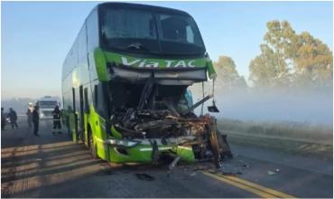 Tragedia en la Ruta 22: murió el chofer de un colectivo tras chocar contra un camión