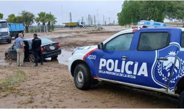 Un vehículo quedó varado en la colectora de la Ruta 38 y fue asistido por la Policía