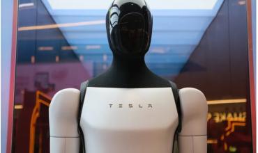 Se desmayó Optimus, el robot humanoide de Tesla en pleno evento, y el video es viral
