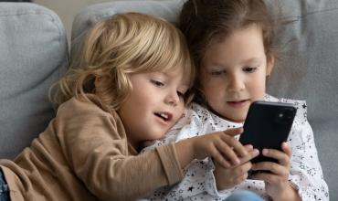 Pacto Parental: cómo es la iniciativa que busca retrasar el acceso al celular de los chicos hasta los 13 años