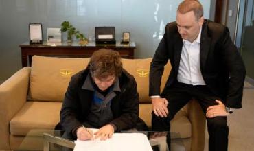 Javier Milei volvió de Noruega y firmó el proyecto de reforma laboral para que sea tratado en el Congreso