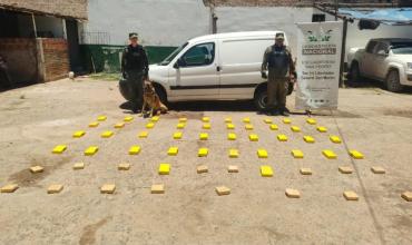 Jujuy: ocultaba 52 kilos de cocaína en el doble fondo de su auto y quedó detenido