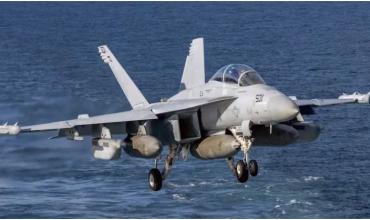 Un avión F-18 de EE.UU. cruzó por primera vez el espacio aéreo venezolano y encendió alertas militares