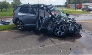 Impactante accidente en Santa Fe: un auto se incrustó contra un camión de carga y quedó destruido