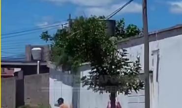 A plena luz del dia, un motochorro le robó a una señora mayor en Barrio Infantería II