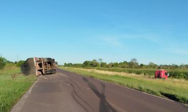 Volcó un camión que venía a La Rioja en Chacho y su conductor fue hospitalizado