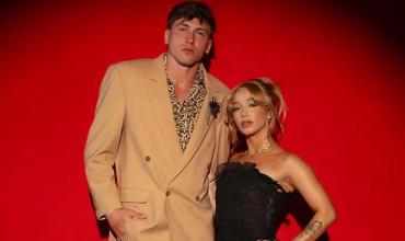 Ángela Torres y Marcos Giles blanquearon su relación con un beso en pleno vivo