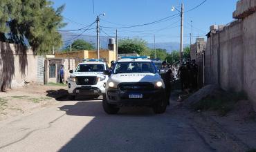 Vecino ayudaba una joven que había escapado del hospital herida y el novio de la menor le robó el telefono