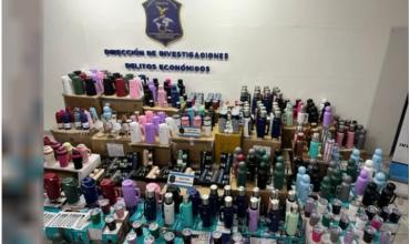 Vendían termos que eran imitaciones de una famosa marca y fueron detenidos